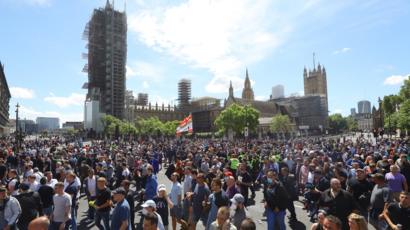 London protests: Thousands gather despite police warnings