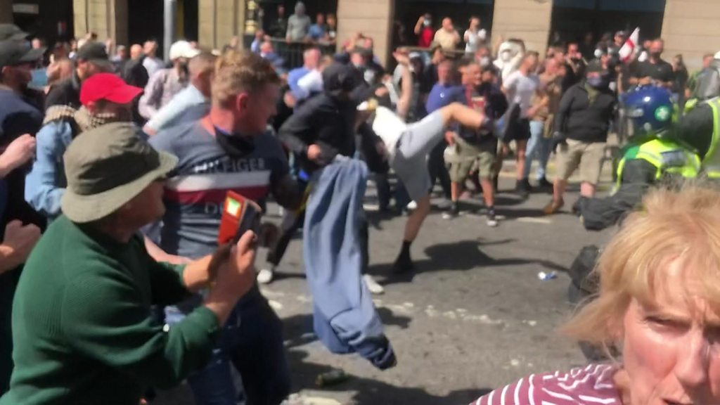 London protests: More than 100 arrests after violent clashes with police