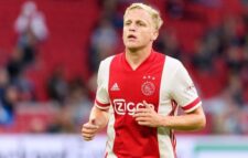 Donny van de Beek: Manchester United agree £40m fee for Ajax midfielder