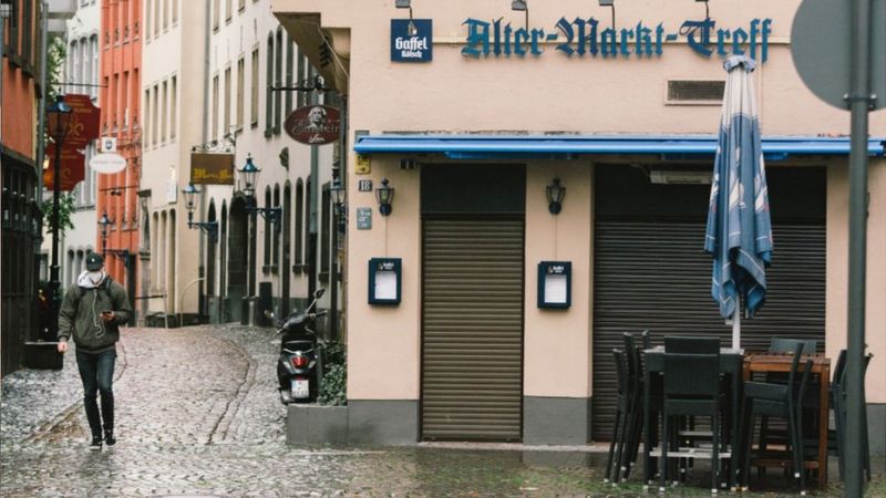 Coronavirus: Germany restricts social life in ‘lockdown light