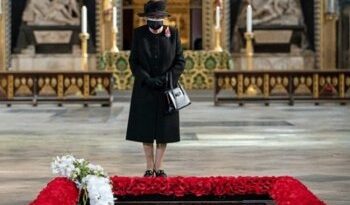 Queen wears face mask as she marks Unknown Warrior centenary