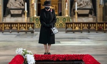 Queen wears face mask as she marks Unknown Warrior centenary