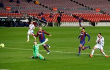 Barca held by Eibar as injured Messi watches on