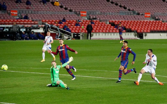 Barca held by Eibar as injured Messi watches on