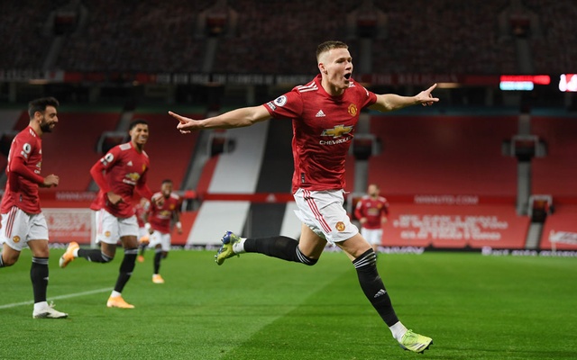 United hit Leeds for six, Leicester win at Spurs