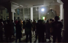 Ignoring the hygiene rules, the mosque was overcrowded