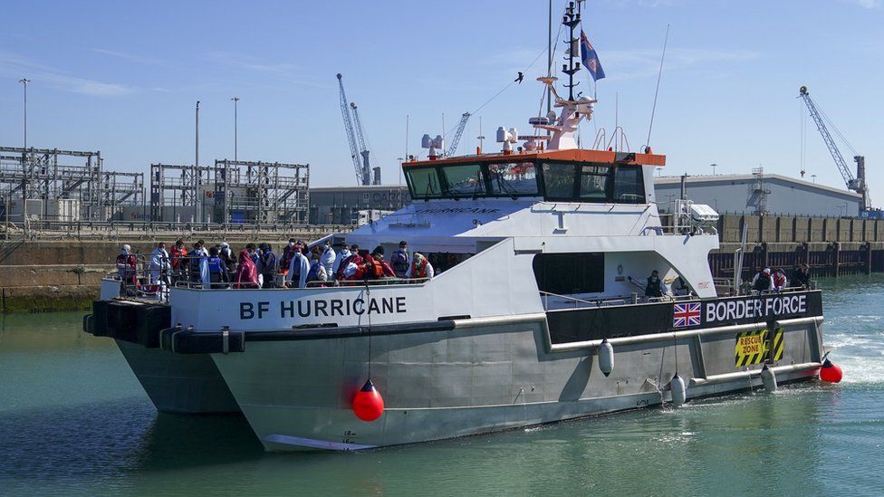 Channel crossings: Migrant boats could be turned back in new UK move