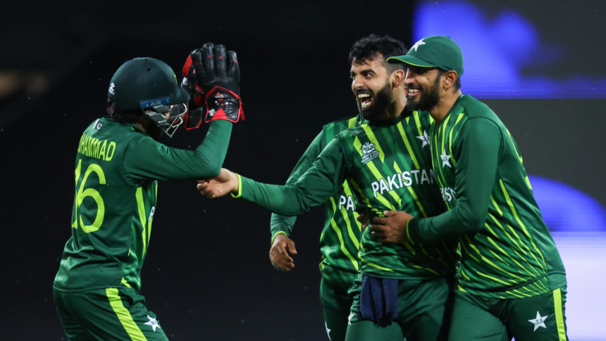 Pakistan keep semi hopes alive with South Africa thrashing