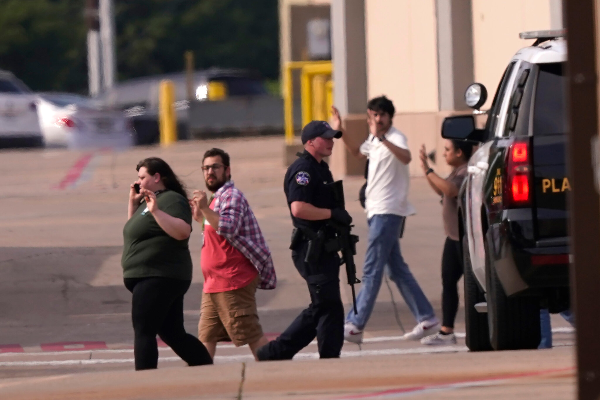 9 people killed by gunman at mall in Texas